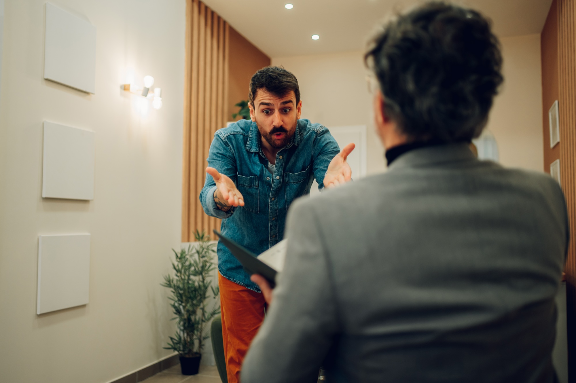 An aggressive client is explaining trauma in a psychotherapist's office.